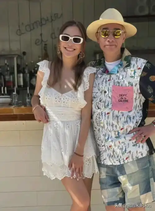 应采儿晒度假照,与老公陈小春搭肩膀搂腰秀恩爱,一家人晒得黝黑