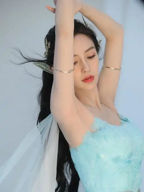 angelababy精灵造型太美了蓝色吊带纱裙配上精灵耳朵,仙气灵动