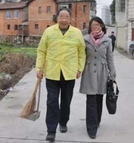 2012年,湖南38岁女教师倒追65岁环卫工人,如今两人过得怎样