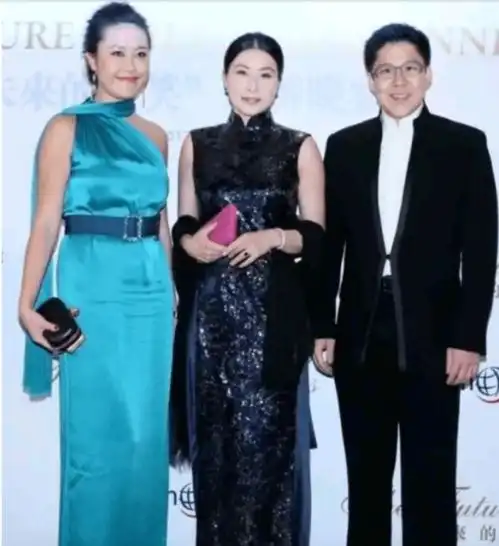 郭晶晶34岁闺蜜,裸身抱5个月女儿跳楼对女人最大的骗局,是为母则刚