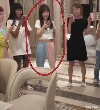 李小璐深夜和闺蜜办跳舞趴,中年男子助兴,现场连换两套衣服