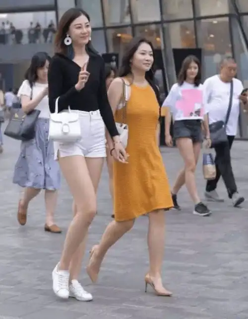 街拍一米八的小姐姐,这双腿无敌了