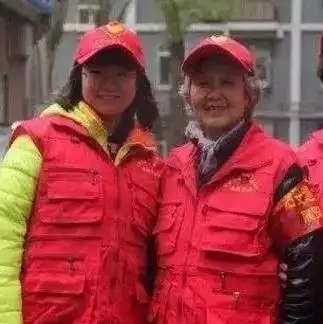 有大爷大妈环卫工还有歪果仁...这个神秘组织你知道吗