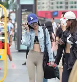 街拍两个时尚小姐姐身穿紧身裤与众不同靓丽多姿