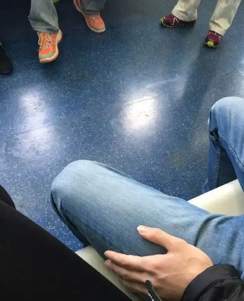 每一位在地铁上临盆的中年男士,都应该有一节专用车厢