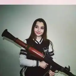 俄罗斯美女军迷闺房曝光各式枪支铺满床
