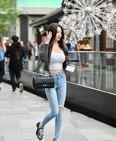 街拍长发姑娘娇美绝丽,t恤配红色仙女裙,回眸一笑百媚生