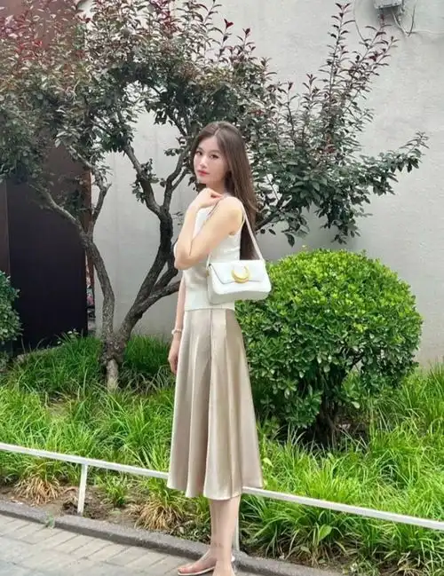 碎花裙过时了今年流行这三款,3050岁女人穿正合适,优雅气质