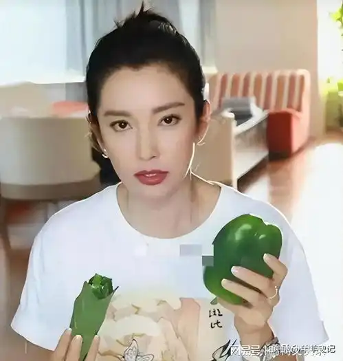 50岁李冰冰绝症曝光,就连正常生活都成奢侈,无人敢近身