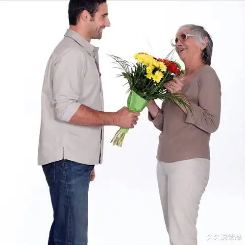 50岁阿姨再婚36岁年轻小伙,阿姨我很幸福,他让我很惊喜
