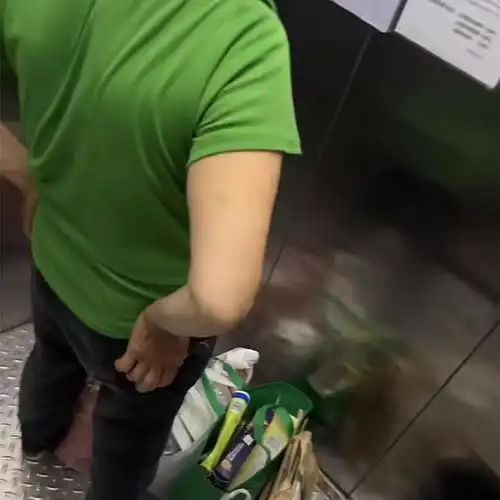 上海大妈当保洁捡废品,还和别的大妈抢纸皮,物业她家4套房