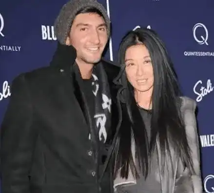 婚纱女王王薇薇40岁嫁初恋,63岁恋小36岁男友,今怎样了