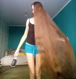 俄罗斯美女长发超过膝盖成网红酷似动画人物