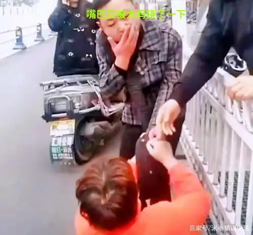快气疯北京一大妈逆行与男子刮碰,抓住男子又咬又挠胡搅蛮缠