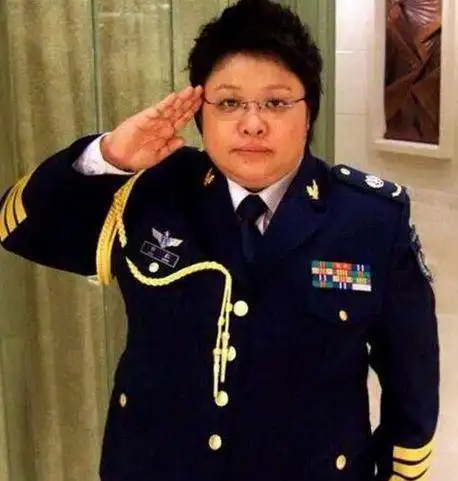 娱乐圈军人出身的明星董洁刘涛孙俪军装飒爽,而她是大校军衔