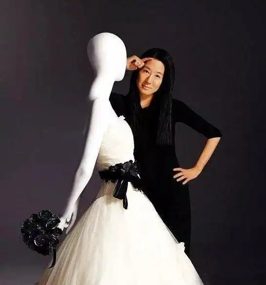 63离婚牵手27岁帅哥,71岁40亿身家的王薇薇,凭啥让好莱坞疯狂