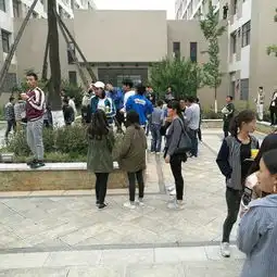 男子跪地表白却尴尬的等来女主和她男友