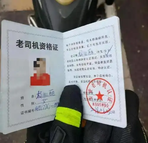 大妈逆行被拦查,果断掏出秋名山车神协会资格证