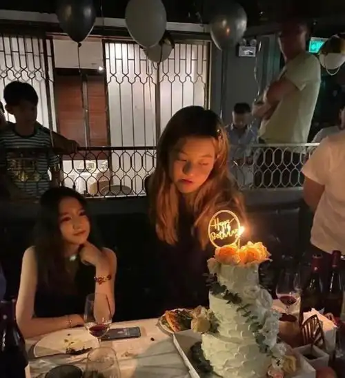 名媛女团李嫣闺蜜周巴黎晒好友合影颜值身材高星范十足