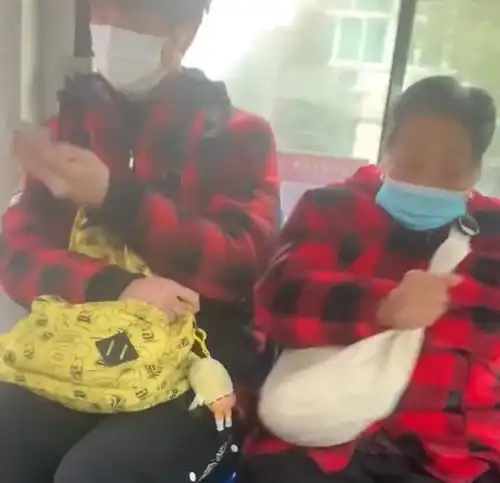 湖北公交车上时髦大妈与年轻小伙撞衫,网友谁老谁尴尬