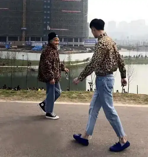 湖北一大妈公交车上撞衫邻座小伙,没坐一会儿,大妈就离开了座位