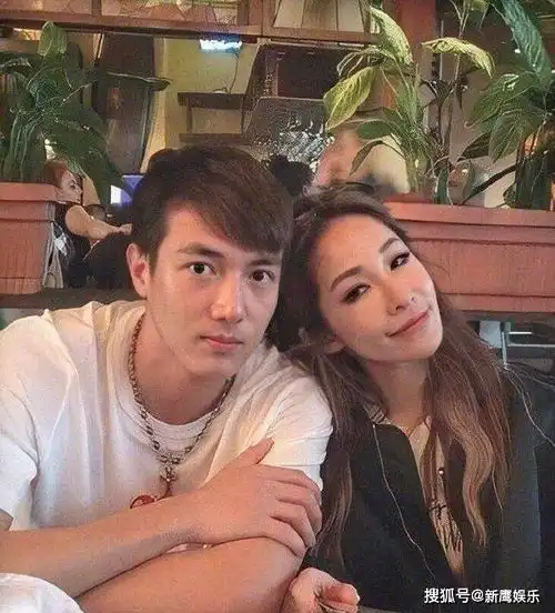萧亚轩携男友录综艺,40岁依旧相信爱情,小男友一靠近满脸娇羞