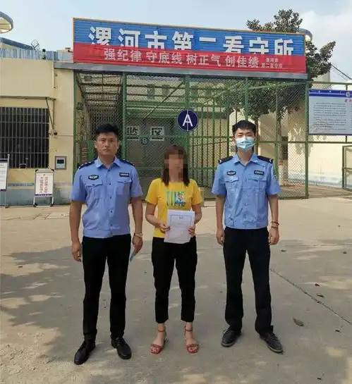 对民警拳打脚踢,还将警车坐垫咬烂,漯河一女子被刑拘