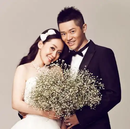 凤凰传奇合作20多年,如今酬劳分成比例曝光,难怪没成夫妻