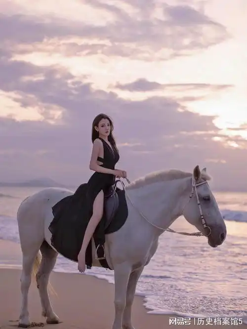 骑着白龙马在海边玩耍,这位小姐姐真会玩,这画面太美了