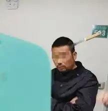 淡定哥头上插刀从容就医自称被亲人误伤