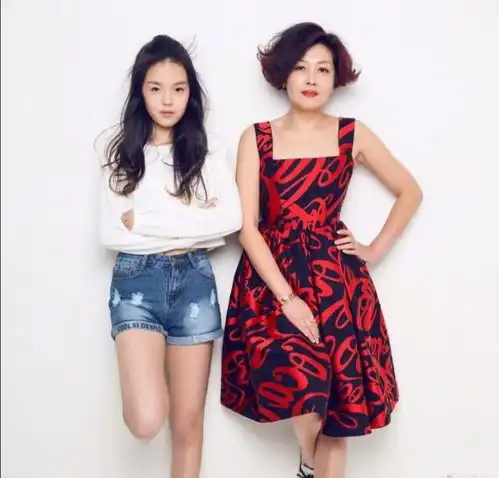 哈文母女为李咏庆52岁生日,哈文老太快,17岁女儿模样变化大