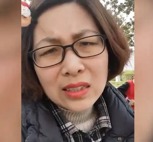 四川女子自认为打扮够时髦,接二胎放学遭大妈精准打击你也接孙子