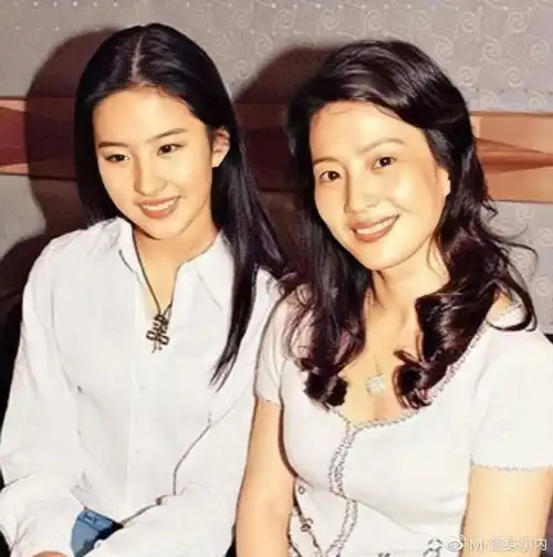 让5岁女儿认身家数亿的干爹,两婚两离的刘亦菲妈妈,如今怎样了