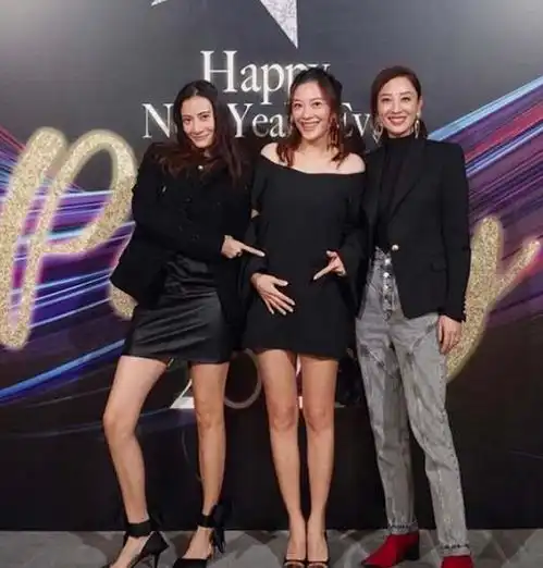 陈小春情人节晒儿子近照,jasper骑车造型好帅气结婚10年超恩爱