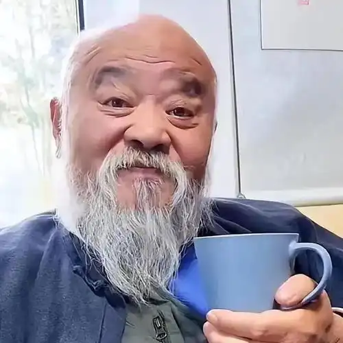网友廊坊偶遇李琦,拄拐棍,打扮像农村老头,患糖尿病仍烟不离手