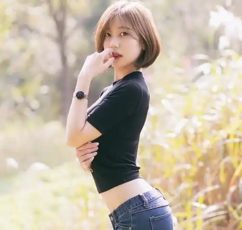 随便穿搭的牛仔裤美女,秀出纤细美腿,女神范十足