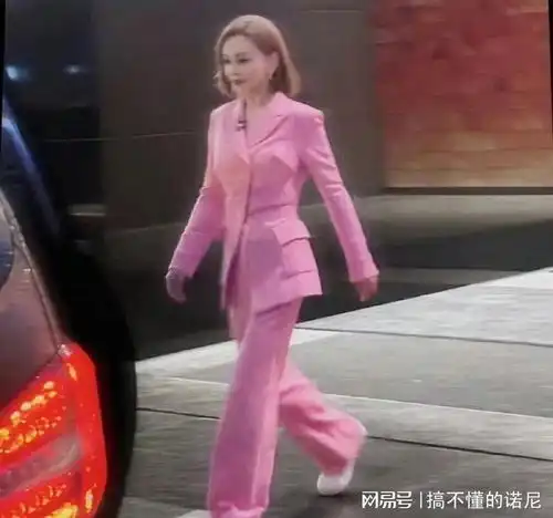 上海这一夜,王琳脸僵吴千语红秋衣辣眼,胡兵白发走秀吸睛