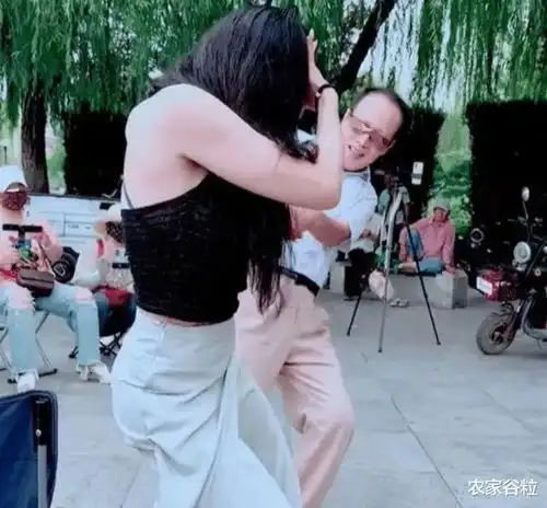 60岁阿姨广场舞走红,老头纷纷排队邀约,网友身材太棒了