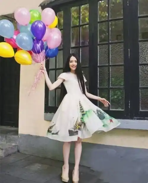 有一种气质叫豪门媳妇郭碧婷,穿正装裙显阔太范,还是那么美
