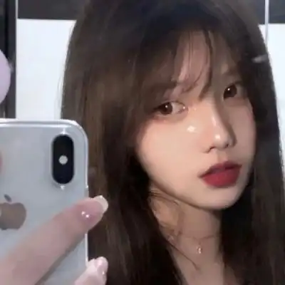 iphone对镜自拍女头礼貌拿图