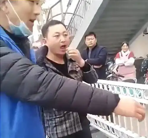 安徽大妈逆行与人发生剐蹭,撒泼无赖撕咬对方,报警后秒变戏精
