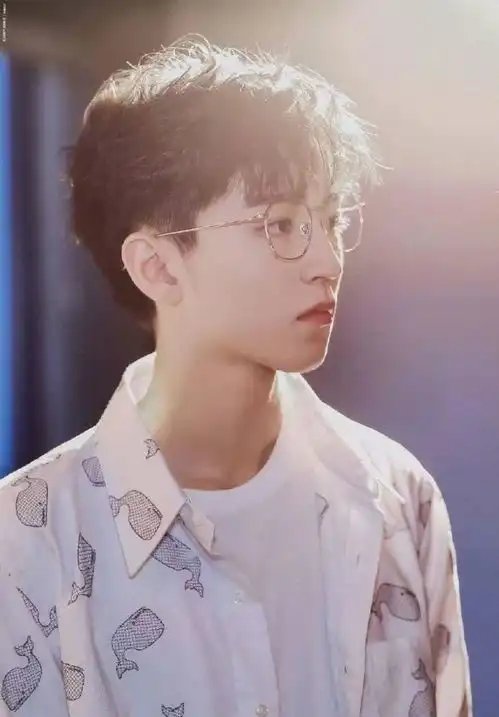 戴眼镜的漂亮哥哥,请再杀我一次