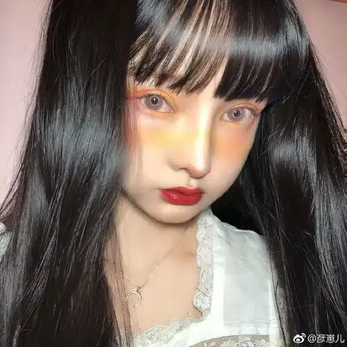 花80w整容抽掉了6条肋骨把自己整成了蟠桃怪青蛙精