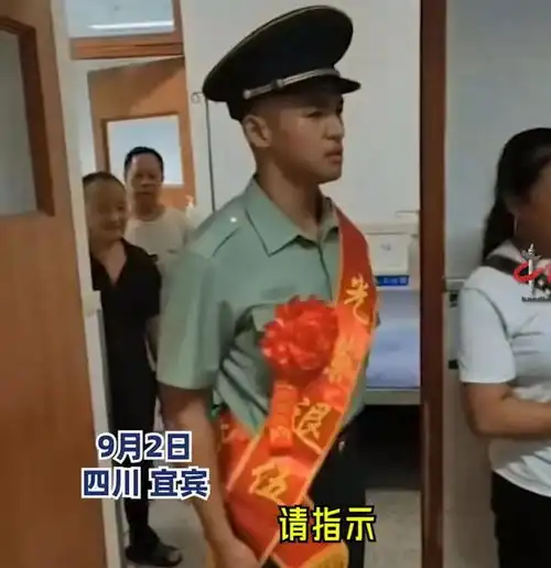 宜宾一男子退伍后身着军装赶到医院,只为...