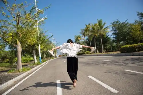 爱美的姑娘兜兜转转,遇上北纬十八度的海