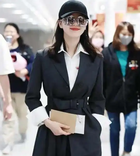 气质女星刘诗诗淡雅如菊,30岁的女人就该这样穿,气质出众