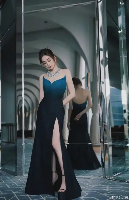 李小冉笑起来似乎要哭了,都46岁了,还美如少女