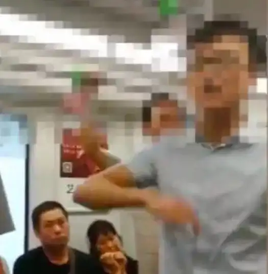 刚让座给老人,却又飞脚踹人...男子地铁上一波操作惹众议