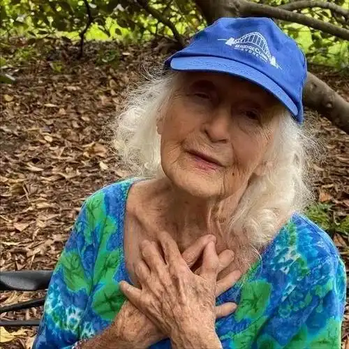 她不婚不育活109岁,90岁还谈恋爱,长寿秘诀抽烟喝酒不追老头