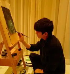 朱一龙到底有多才穿着睡衣画画画面曝光,坐姿成亮点